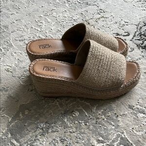 Nordstrom Tan Wedges with Natural Texture great condition 3”wedge